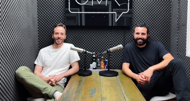 Nach 18 Monaten wieder gemeinsam im OMR Podcast zu hören: OMR-Gründer Philipp Westermeyer (links) und About-You-CEO Tarek Müller. Foto: OMR