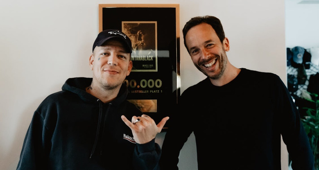 Marcel Eris aka Montana Black und OMR-Gründer Philipp Westermeyer trafen sich zur Aufnahme in Eris' Haus nahe Hamburg. Foto: OMR