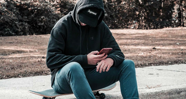 supreme_smartphone_skateboard