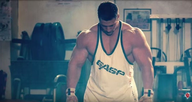 Der Bodybuilder Tim Budesheim tritt auf dem Youtube-Kanal BodybuildingDev auf.