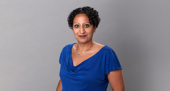 Porträtaufnahme von Nina Zimmermann, CEO von kununu, vor grauem Hintergrund. Sie trägt ein blaues Oberteil und blickt direkt in die Kamera – zentrale Stimme in der Debatte um Arbeitgeberbewertungen und Arbeitsrecht.