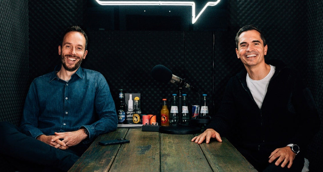 OMR-Gründer Philipp Westermeyer und Tatfix-CEO Martin Ott im Hamburger OMR-Studio. Foto: OMR