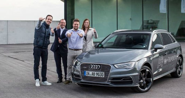 Philipp Westermeyer (l.) und Jasper Ramm (2. v. l.) mit Thomas Müller (Leiter Digitales Marketing Deutschland) und Jessica Höpfl (Digitales Marketing) von Audi und dem neuen Rockstars-e-tron.