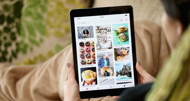 Eine Nutzerin scrollt auf ihrem iPad durch das Angebot von Pinterest. Foto: Pinterest