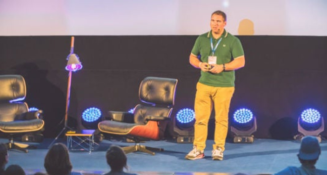 Eric Seufert von Heracles auf der Bühne der FirstScreen Conference in Berlin (Foto: Hannes Holtermann)