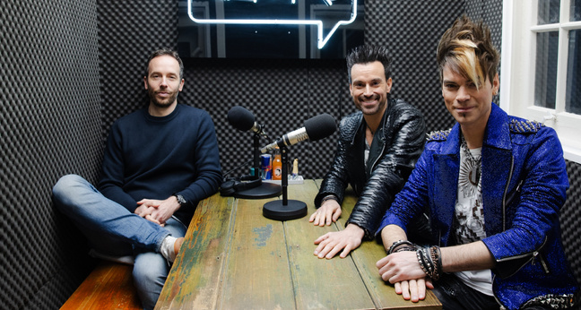 Chris und Andreas Ehrlich besuchten Philipp Westermeyer in den OMR-Studios. 