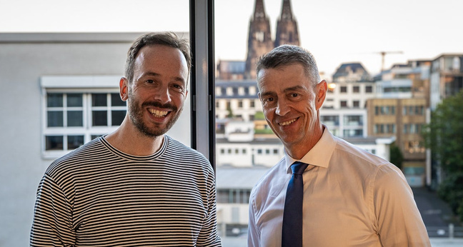 Philipp Westermeyer (links) und Shop-Apotheke-CEO Stefan Feltens beim Treffen in Köln. Foto: OMR