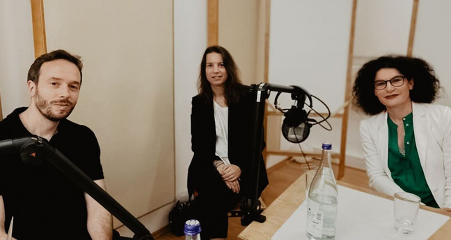 Douglas-CDO Vanessa Stützle(M.) und Tina Müller (r.), CEO der Drogeriekette, bei der Aufnahme für den OMR Podcast in Düsseldorf