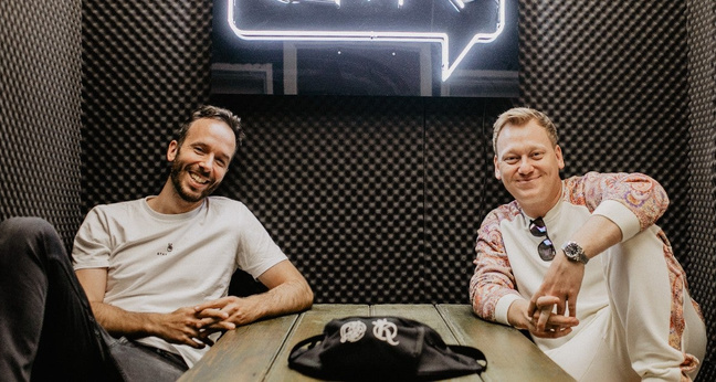 Knossi im OMR Office