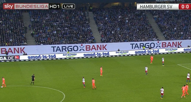 Die neue Bet-at-Home-Bandenwerbung beim Relegationsspiel des Hamburger SV gegen Greuther Fürth (Bild: Screenshot von Sky Go)