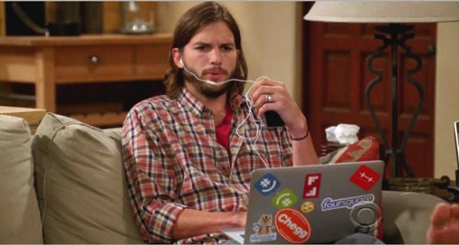 Ashton Kutcher platzierte einige seiner Beteiligungen unbemerkt von den Produzenten in der Serie "Two and a Half Men&quot – durch Aufkleber auf seinem Notebook