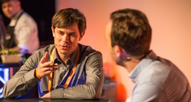 Peter Schilling (links) und Philipp Westermeyer im Interview bei der New Platform Advertising-Konferenz (Foto: Hannes Holtermann, Online Marketing Rockstars)