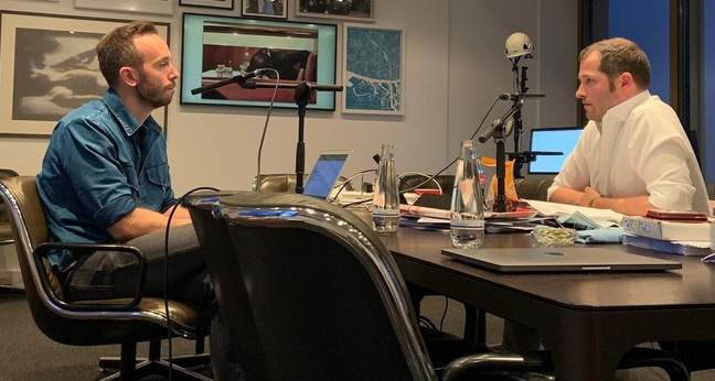 Philipp Westermeyer und "Bild"-Chefredakteur Julian Reichelt bei der Aufnahme für den OMR Podcast