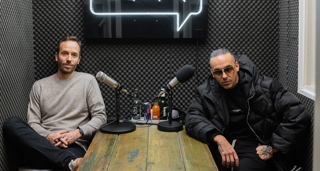 Raphael Ragucci aka RAF Camora (r.) mit Philipp Westermeyer im OMR Office.