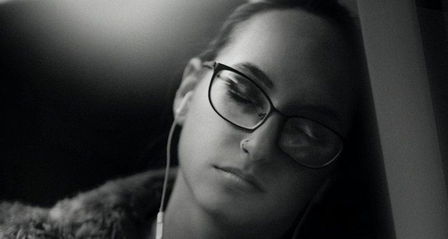 Geräusche hören, um einschlafen zu können: Genau dieses Bedürfnis befriedigen "White Noise"-Podcaster auf Spotify