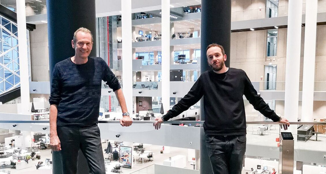 Axel-Springer-CEO Mathias Döpfner (l.) und Philipp Westermeyer in der neuen Konzernzentrale in Berlin