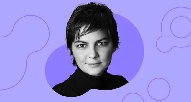 Ein schwarz-weiß Porträt von Vera Starker vor einem lilafarbenen, grafisch gestalteten Hintergrund mit abstrakten Kreisen. Sie trägt einen schwarzen Rollkragenpullover und blickt ernst in die Kamera. Die Illustration vermittelt Klarheit und Nachdenklichkeit – passend zum Thema Führung in Krisenzeiten.