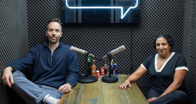 OMR-Gründer Philipp Westermeyer und Kununu-CEO Nina Zimmermann nach der Aufnahme des OMR Podcasts.