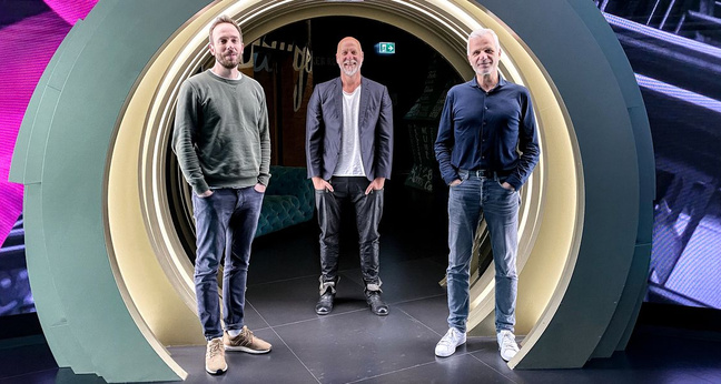 OMR Podcast-Gastgeber Philipp Westermeyer, McFit-Gründer Rainer Schaller und Co-Host Michael Trautmann