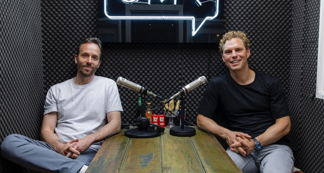 OMR-Gründer Philipp Westermeyer und Scalable-Capital-Gründer Erik Podzuweit im Studio.