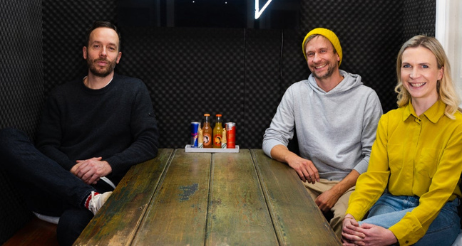 Die Geschwister Anna Weber und Jan Weischer (von rechts) führen gemeinsam Babyone und haben über die Entwicklung bei einer Aufnahme in Hamburg mit OMR-Gründer Philipp Westermeyer gesprochen. Foto: OMR