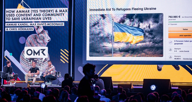 Max Rantz-McDonald (Mitte) und Yes-Theory-Mitgründer Ammar Kandil (rechts) berichten auf dem OMR22 über ihre Hilfsaktion für die Ukraine. Foto: OMR