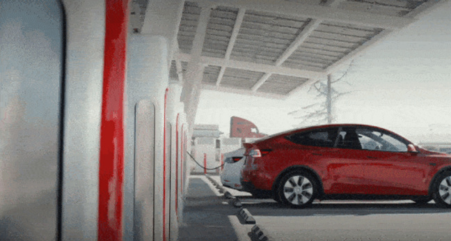 Ein Tesla-Modell an einer Tesla-Ladestation