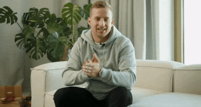 Snocks-Mitgründer Johannes Kliesch reibt sich im Spot bei Amazon Prime die Hände