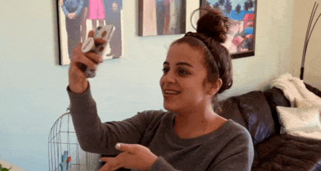 Baby Ariel führt vor, wie sie einen Clip mit musical.ly dreht