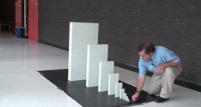 domino_chain_reaction