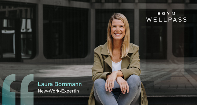 Portraitfoto von Laura Bornmann, New-Work-Expertin, lächelnd im Freien sitzend. Rechts im Bild das Logo von EGYM Wellpass.