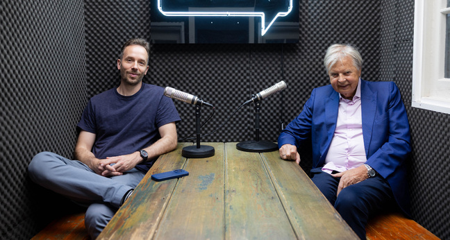 Karlheinz Kögel (r.) besuchte OMR-Gründer Philipp Westermeyer im Studio.