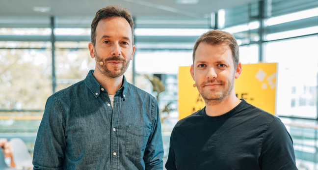 Isar-Aerospace-Gründer Daniel Metzler (r.) und OMR-Gründer Philipp Westermeyer trafen sich auf der "Bits & Pretzels" zur Live-Aufnahme.