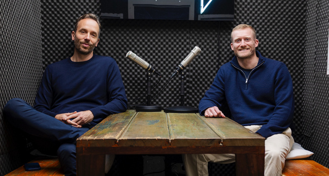Philipp Westermeyer (l.) begrüßte André Schürrle im OMR-Studio in Hamburg zur Aufnahme.
