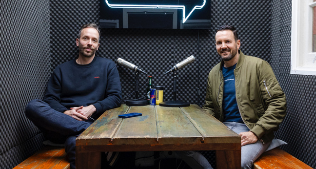 Wer könnte der neue Löwe bei DHDL werden? Auch darüber sprachen Philipp Westermeyer und Fabian Tobias (v.l.) bei der Aufnahme in Hamburg. Foto: OMR