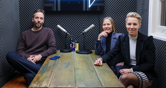 Chiara und Kim-Eva Wempe besuchten Philipp Westermeyer im OMR-Studio (von rechts). Foto: OMR