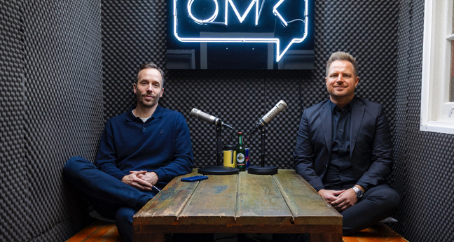 Philipp Westermeyer und Neura-Robotics-Gründer David Reger trafen sich im Dezember zur Aufnahme. Foto: OMR