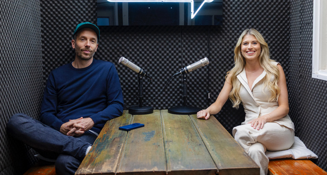 Céline Flores Willers besuchte Philipp Westermeyer in Hamburg – und gab ihm nebenbei noch ein paar Tipps für seinen Linkedin-Account.