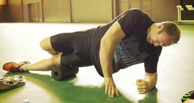 Diskuswerfer Robert Harting beim Verwenden einer Faszienrolle (Foto: Robert Harting/Twitter)