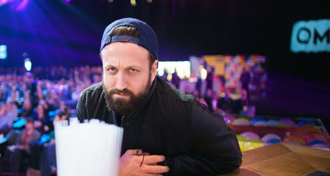 Fotograf Paul Ripke auf der Konferenz-Bühne vom Online Marketing Rockstars Festival 2016.