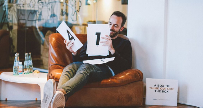 Philipp Westermeyer sortiert seine Abstimmungskarten beim ersten Jurytag von MAKE TOMORROW NEW. Foto: Brian Jakubowski