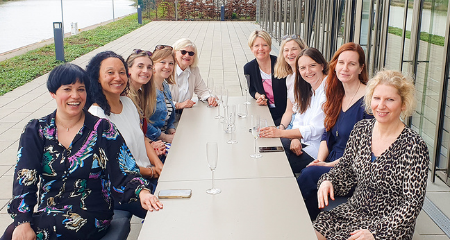 Mitglieder des femaleHRexcellence-Netzwerks sitzen bei einem Treffen im Freien zusammen – ein starkes Beispiel für gelebte Diversity im HR-Bereich.