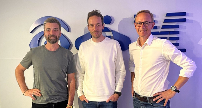 Die Woom-Gründer Christian Bezdeka (links) und Marcus Ihlenfeld (rechts) beim Treffen mit OMR-Gründer Philipp Westermeyer in Berlin. Foto: OMR