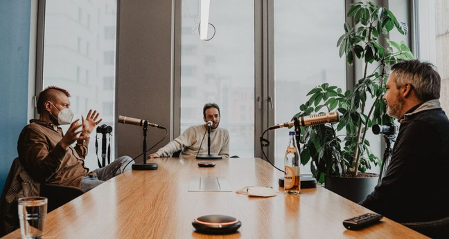 Sascha Lobo, Philipp Westermeyer und Florian Heinemann (v.l.) bei der Aufnahme zum OMR Podcast in Berlin