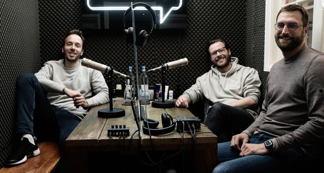 Philipp Westermeyer mit Chris Nickel und Julian Jansen, Content-Direktoren bei About You, während der Aufnahme zum OMR Podcast