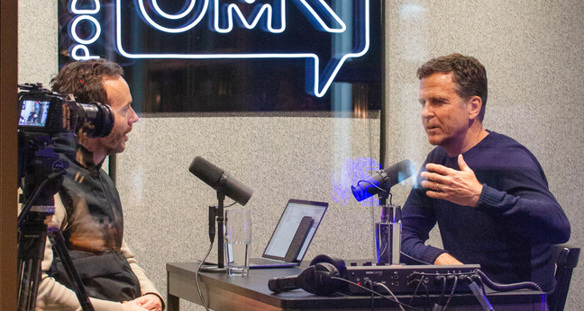 Oliver Bierhoff und Philipp Westermeyer trafen sich im Münchner OMR-Studio zur Aufnahme.