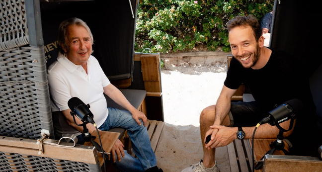 Herbert Seckler und Philipp Westermeyer bei der Aufzeichnung des OMR Podcasts in Strandkörben vor der Sansibar. Foto: OMR