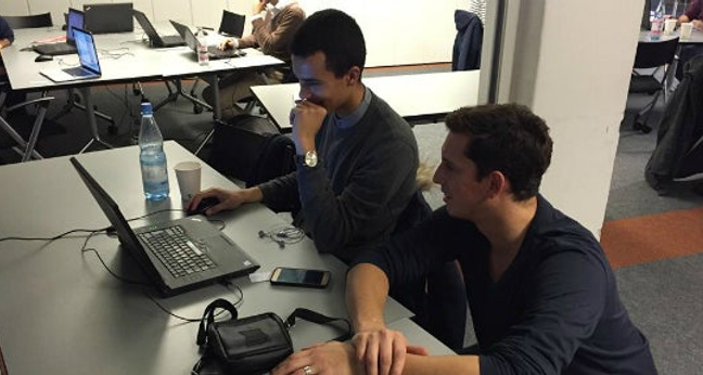 Tutor und Flüchtling bei Codedoor