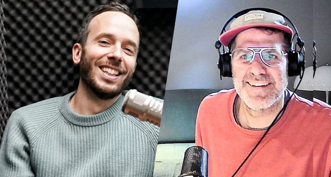 Doppel-Philipp im OMR Podcast: Gastgeber Philipp Westermeyer und remote zugeschaltet Philipp Grütering von Deichkind (r.)