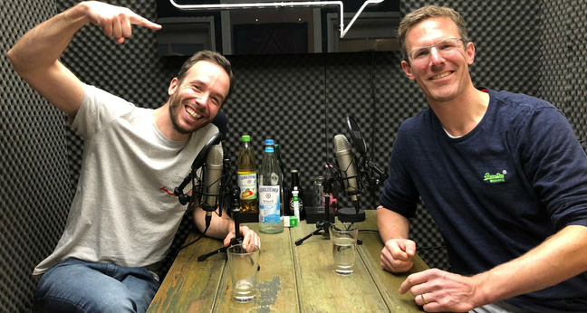 Henning Wiechers von Singleboersen-Vergleich.de (links) gemeinsam mit Philipp Westermeyer im OMR-Podcast-Studio